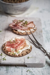 Rundes Knäckebrot, Frischkäse, gekochter Schinken, Gammon und Kresse - SBDF000614