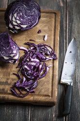 Nahaufnahme von geschnittenem Rotkohl auf Schneidebrett und Messer - SBDF000650