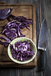 Nahaufnahme von geschnittenem Rotkohl auf einem Schneidebrett und in einer Schüssel, Messer - SBDF000619