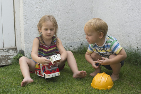 Bruder und Schwester spielen Feuerwehr, lizenzfreies Stockfoto