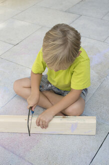 Little boy sawing wooden bar - CRF002578