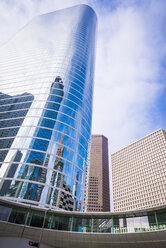 USA, Texas, Houston, Blick auf Hochhäuser mit Skywalk in der Smith Street - ABAF001256