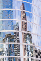 USA, Texas, Houston, Hochhäuser, die sich in der Spiegelglasfassade eines Wolkenkratzers spiegeln - ABAF001252