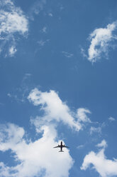 Germany, Hesse, Frankfurt, airplane in front of cloudy sky, extreme worms eye - MUF001413