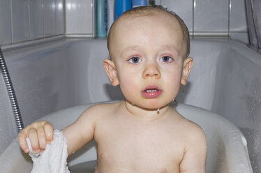 Porträt eines Kleinkindes beim Baden in der Wanne - MUF001422