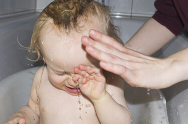 Kleinkind in Badewanne wird von Mutter gewaschen - MUF001408