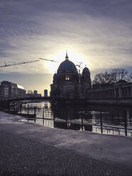 Von der Sonne beleuchtetes Fenster der Berliner Kuppel, Berlin, Deutschland - FBF000233