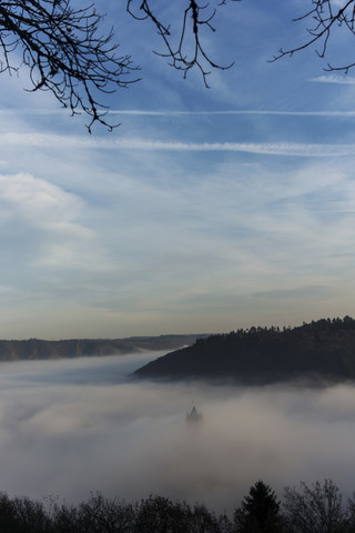 Deutschland, Rheinland-Pfalz, Cochem, Cochemer Reichsburg im Nebel, lizenzfreies Stockfoto