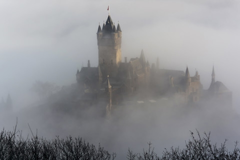 Deutschland, Rheinland-Pfalz, Cochem, Cochemer Reichsburg im Nebel, lizenzfreies Stockfoto