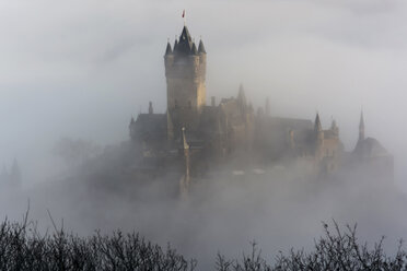 Deutschland, Rheinland-Pfalz, Cochem, Cochemer Reichsburg im Nebel - PA000412