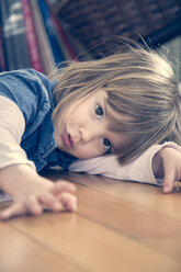 Porträt eines kleinen Mädchens, das auf dem Boden liegt - LVF000686