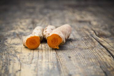 Sliced curcuma roots (Curcuma longa) on wooden table - LVF000681