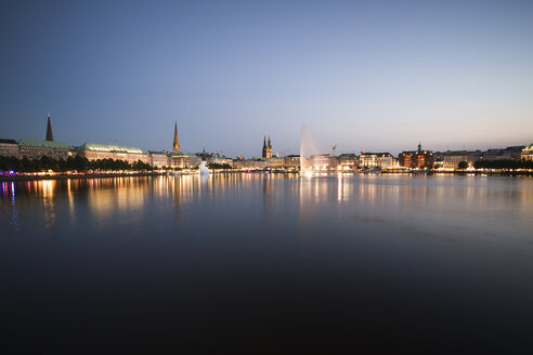 Deutschland, Hamburg, Binnenalster mit Skyline zur blauen Stunde - KRP000286