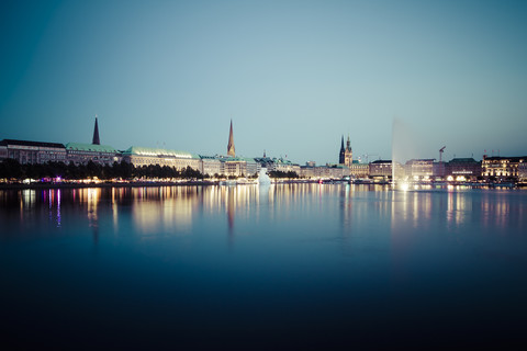 Deutschland, Hamburg, Binnenalster mit Skyline zur blauen Stunde, lizenzfreies Stockfoto