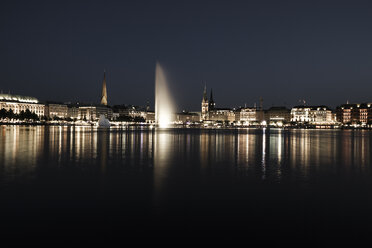 Deutschland, Hamburg, Binnenalster mit Skyline zur blauen Stunde - KRP000287