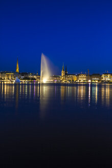 Deutschland, Hamburg, Binnenalster mit Skyline zur blauen Stunde - KRP000288