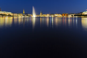 Deutschland, Hamburg, Binnenalster mit Skyline zur blauen Stunde - KRP000289