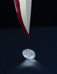 Blutiges Messer über einem Diamanten - AKF000279