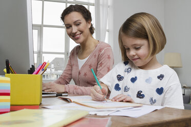 Mother with daughter at desk drawing - RBYF000392