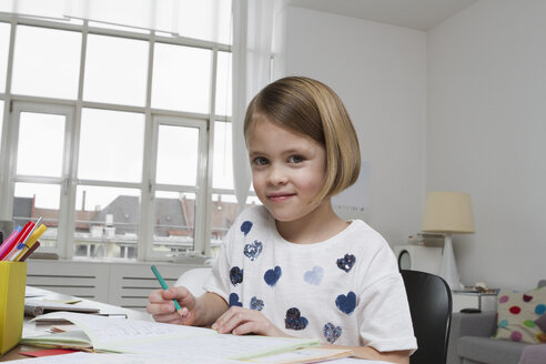 Porträt eines Mädchens am Schreibtisch, das zeichnet - RBYF000396