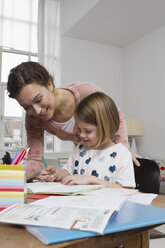 Mutter mit Tochter am Schreibtisch - RBYF000399