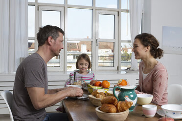 Vater, Mutter und Tochter beim gesunden Frühstück - RBYF000440
