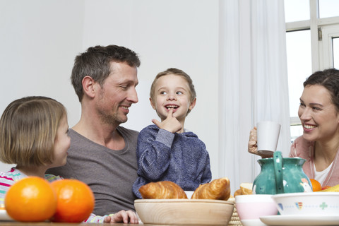 Vierköpfige Familie beim gesunden Frühstück, lizenzfreies Stockfoto