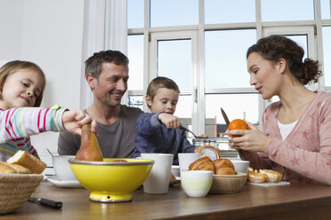 Vierköpfige Familie beim gesunden Frühstück - RBYF000444