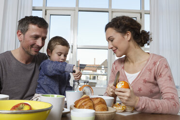 Vater, Mutter und Sohn beim gesunden Frühstück - RBYF000445