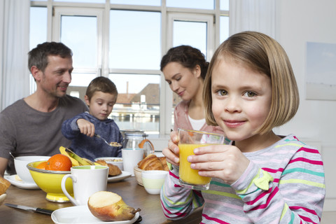 Vierköpfige Familie beim gesunden Frühstück, lizenzfreies Stockfoto