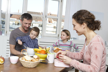Vierköpfige Familie beim gesunden Frühstück - RBYF000448