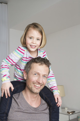 Vater trägt Tochter auf den Schultern, lizenzfreies Stockfoto