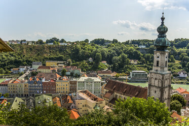 Deutschland, Bayern, Burghausen, Stadtbild mit Pfarrkirche St. Jakob - EJWF000301