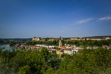 Deutschland, Bayern, Burghausen, Stadtbild mit Burg und Kirche - EJWF000305