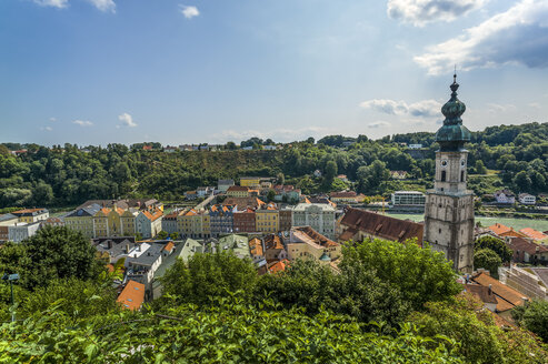 Deutschland, Bayern, Burghausen, Stadtbild mit Pfarrkirche St. Jakob - EJWF000306