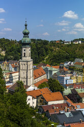 Deutschland, Bayern, Burghausen, Stadtbild mit Pfarrkirche St. Jakob - EJWF000319