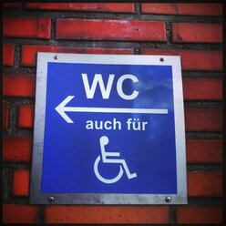 Deutschland, Hattingen, Behinderten-Toilettenschild - HOHF000500