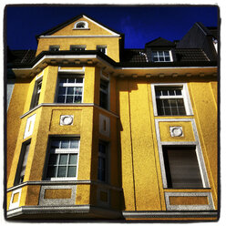 Deutschland, Hattingen, Altes gelbes Gebäude - HOHF000497