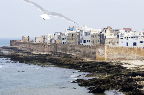 Marokko, Essaouira, Kasbah, Stadtbild mit Meer - THAF000095