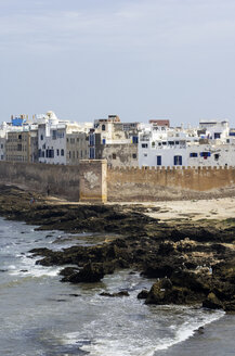 Marokko, Essaouira, Kasbah, Stadtbild mit Meer - THAF000096