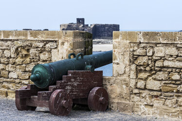 Marokko, Essaouira, Kasbah, Kanone an der Stadtmauer - THAF000102