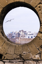 Marokko, Essaouira, Kasbah, Stadtbild hinter rundem Fenster - THAF000110