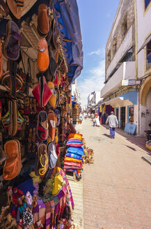 Marokko, Essaouira, Alte Medina, Geschäft mit Schuhen - THA000111