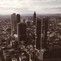 Luftaufnahme vom Main Tower mit mehreren Hochhäusern im Zentrum, Frankfurt, Deutschland. - ZMF000242