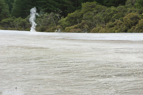 Neuseeland, Nordinsel, Bay of Plenty, Rotorua, Wai-O-Tapu, Sinterterrasse mit Fumarole, lizenzfreies Stockfoto