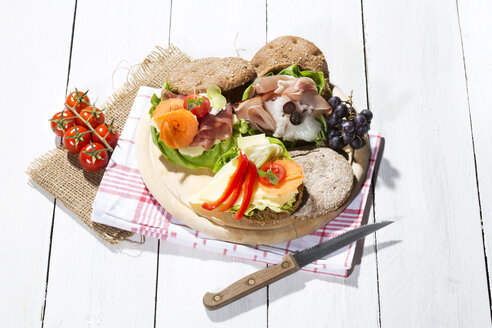 Bio-Roggenbrötchen mit Schinken, Käse, Weintrauben und Tomaten - MAEF007891