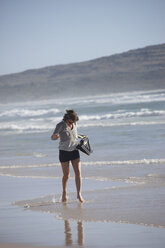 Südafrika, Ältere Frau läuft am Nordhoek Beach - AKF000285