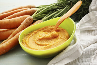 Bowl of carrot puree, carrots and cloth - IPF000018