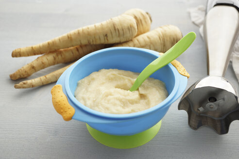 Stabmixer, Schüssel mit Pastinakenpüree und Pastinaken auf Holztisch - IPF000023