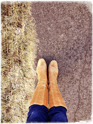 Deutschland, Baden-Württemberg, Tuebingen, Straßenrand, Stiefel, Jeans - LVF000701